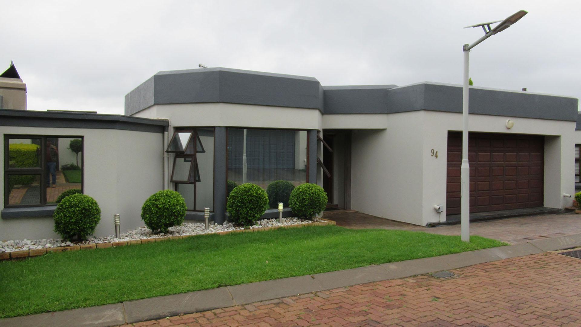 Front View of property in Paulshof