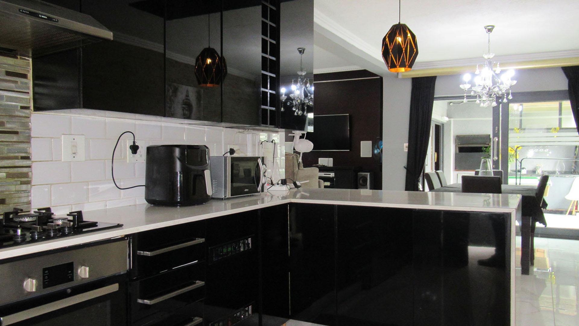 Kitchen - 14 square meters of property in Paulshof