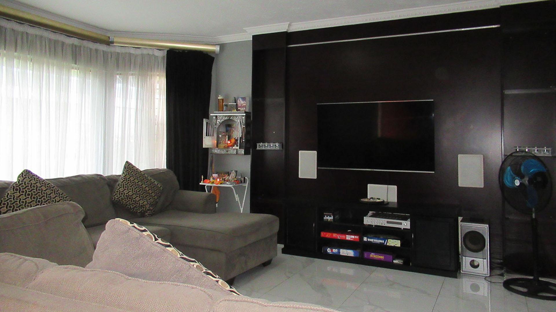 Lounges - 29 square meters of property in Paulshof