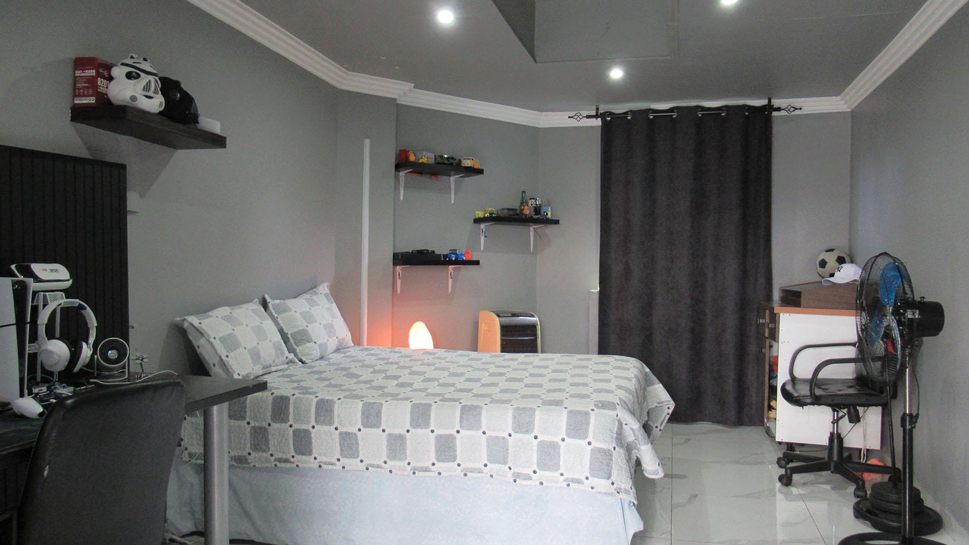 Bed Room 3 - 16 square meters of property in Paulshof