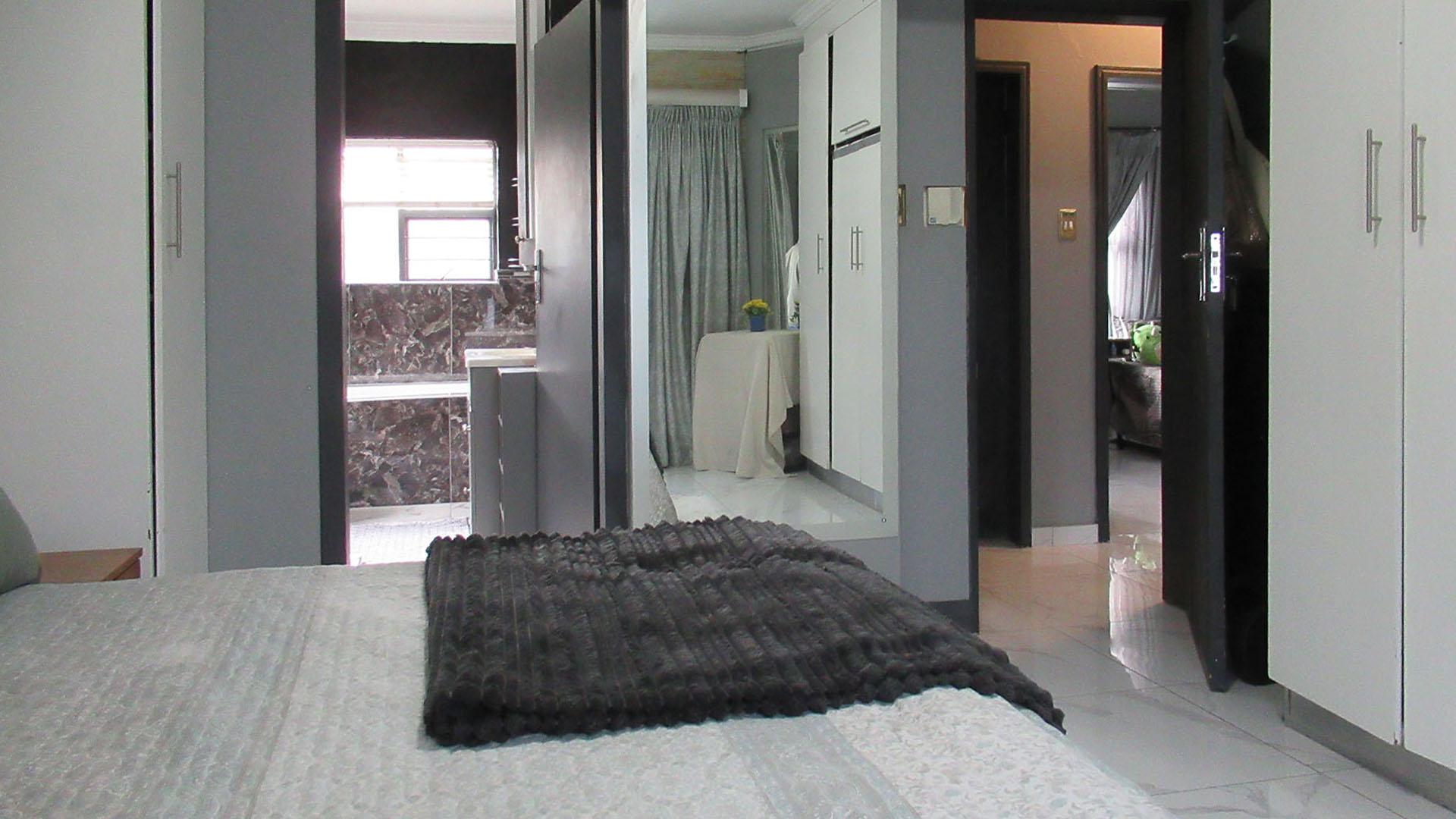 Main Bedroom - 17 square meters of property in Paulshof