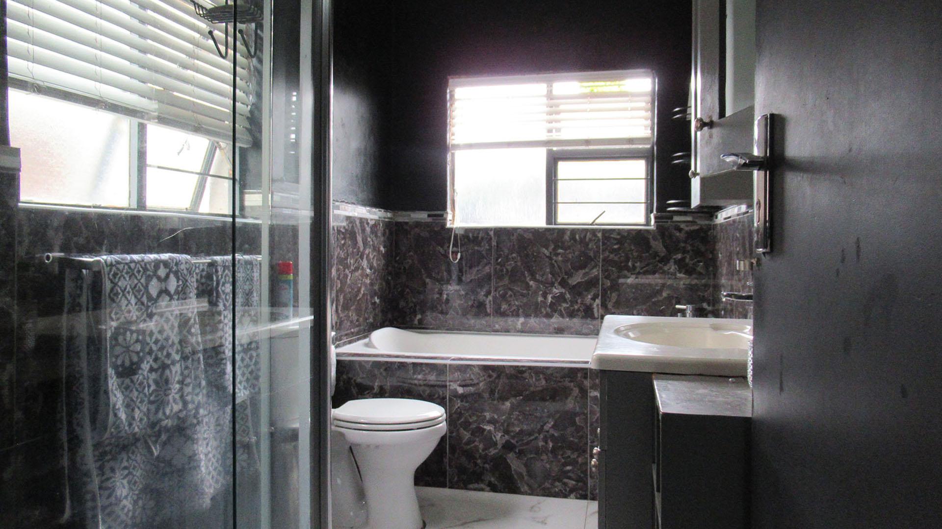 Main Bathroom - 8 square meters of property in Paulshof