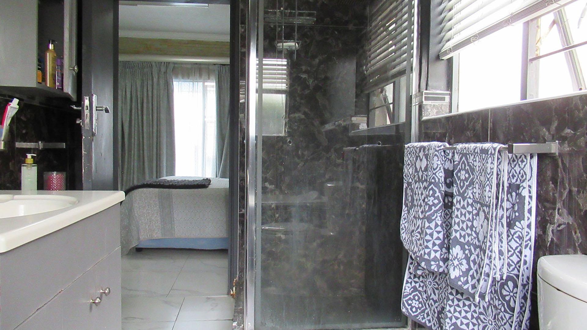 Main Bathroom - 8 square meters of property in Paulshof