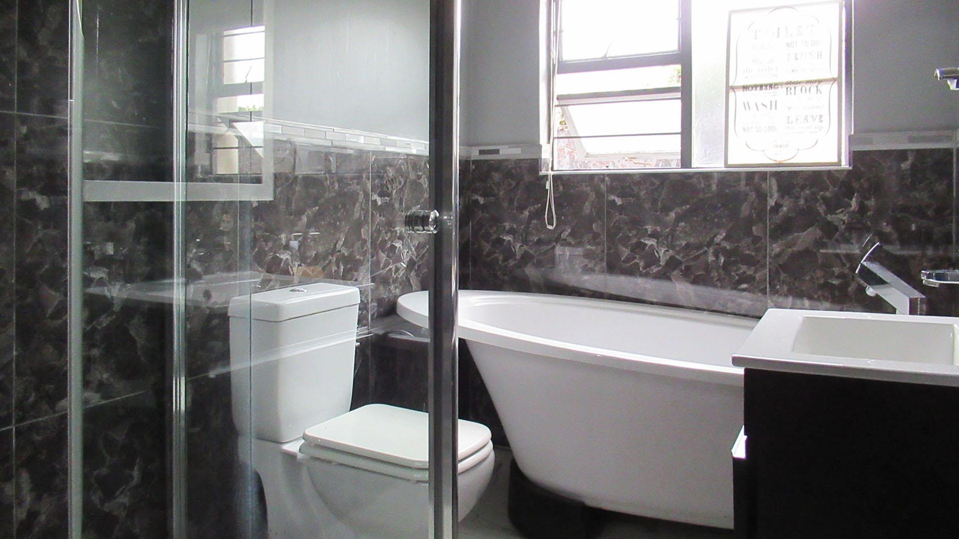 Bathroom 1 - 4 square meters of property in Paulshof