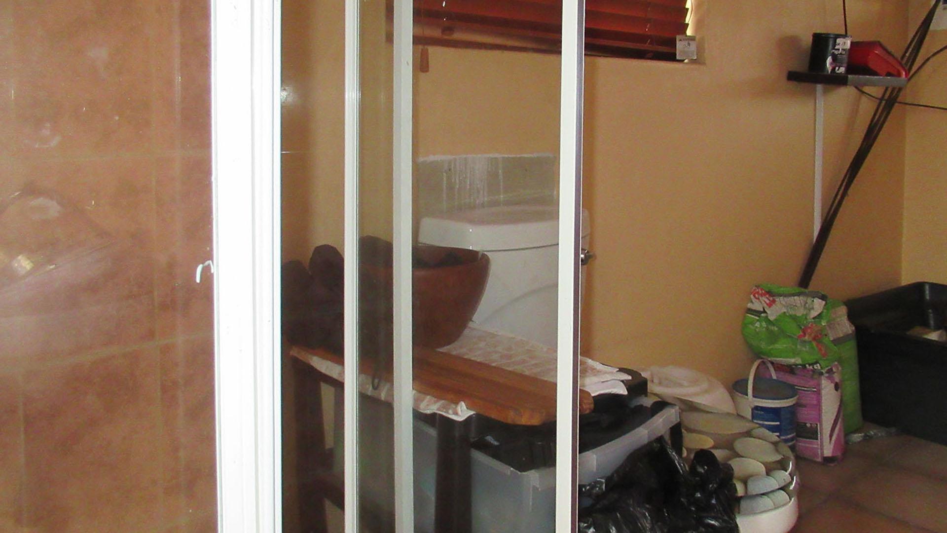 Bathroom 3+ - 5 square meters of property in Paulshof