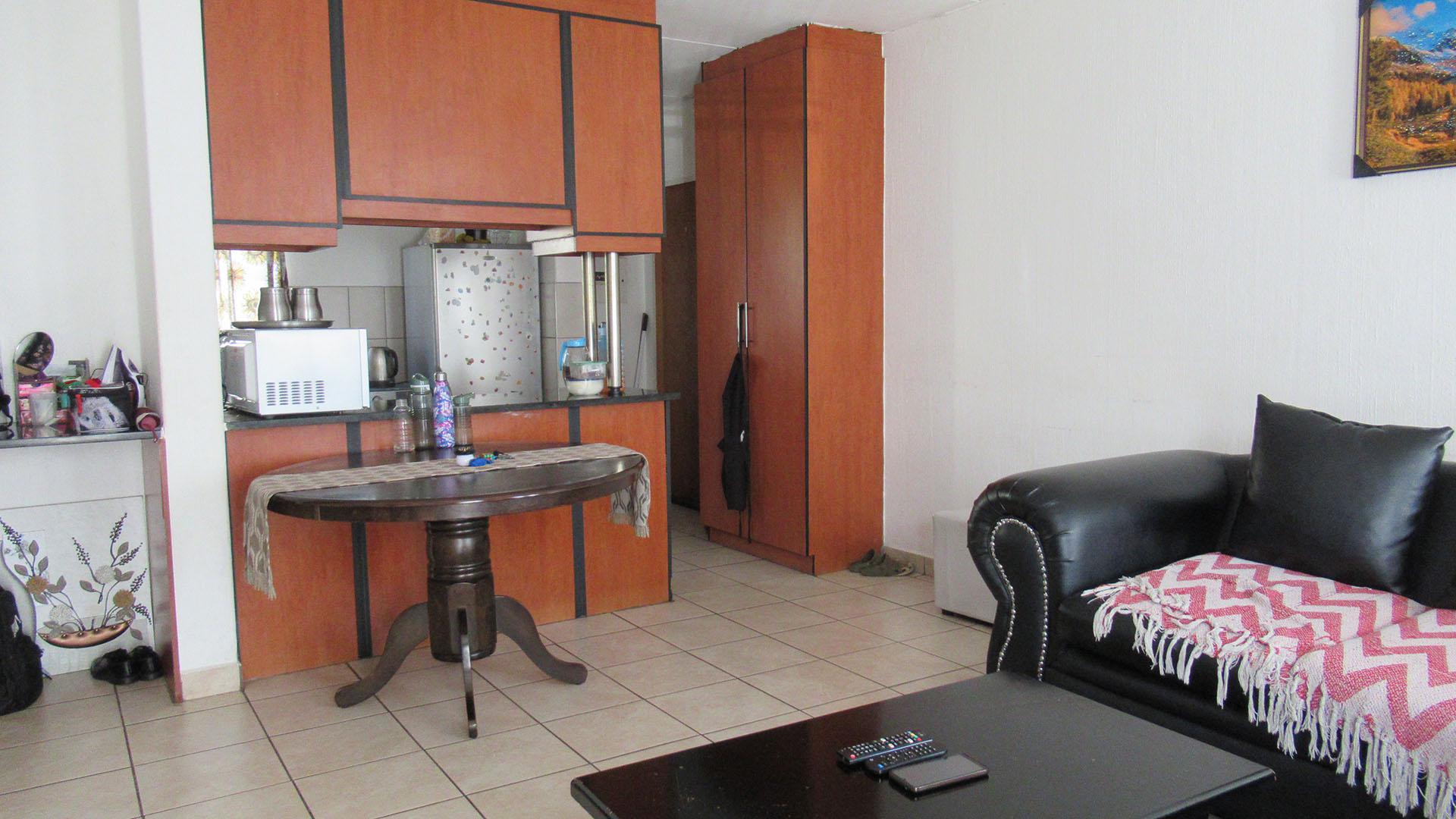 Lounges - 19 square meters of property in Whitney Gardens