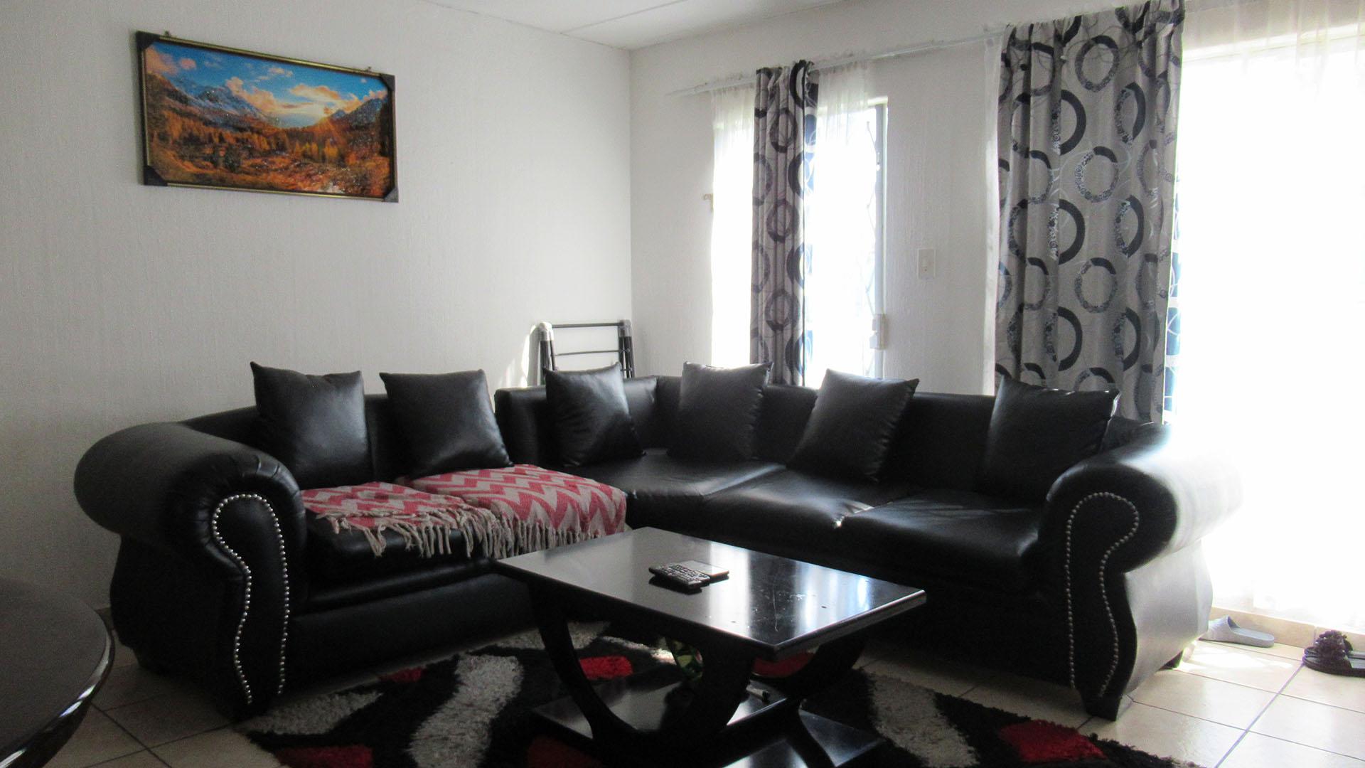 Lounges - 19 square meters of property in Whitney Gardens