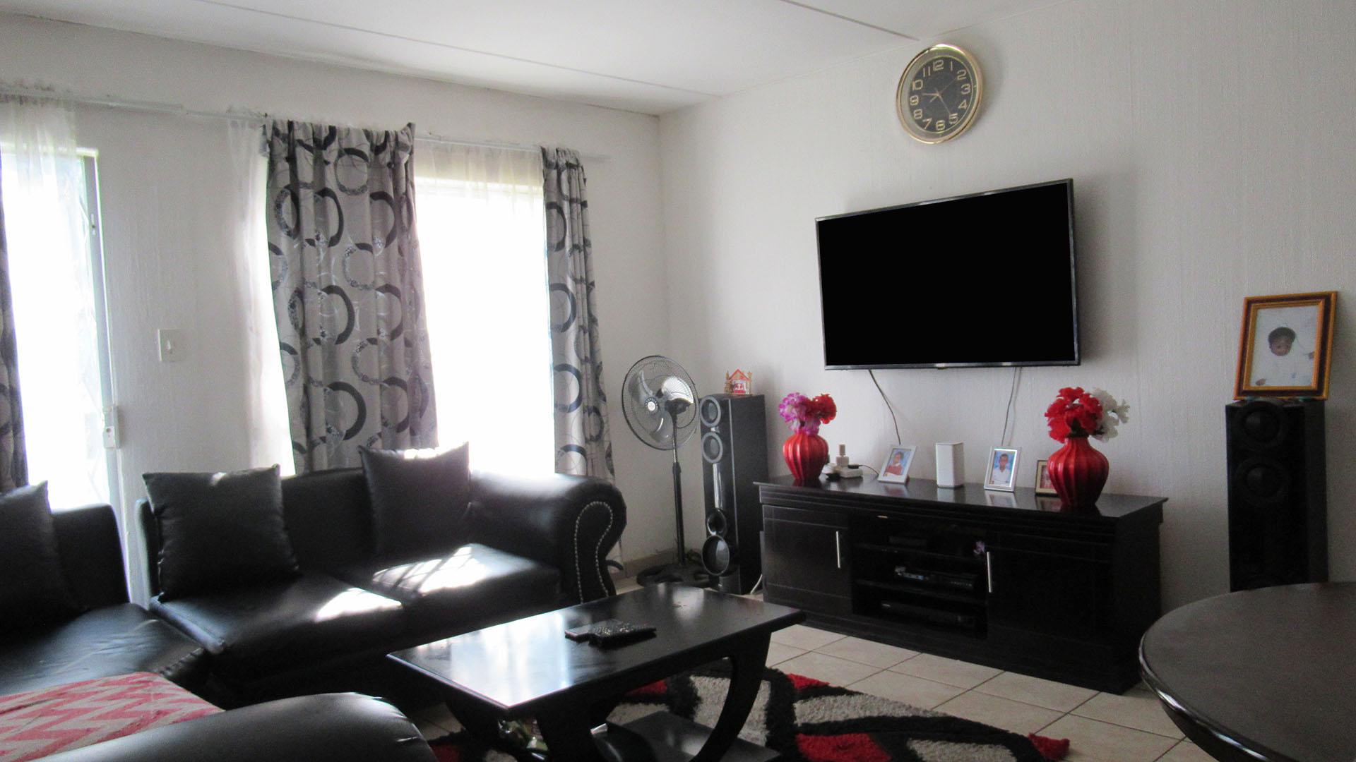 Lounges - 19 square meters of property in Whitney Gardens