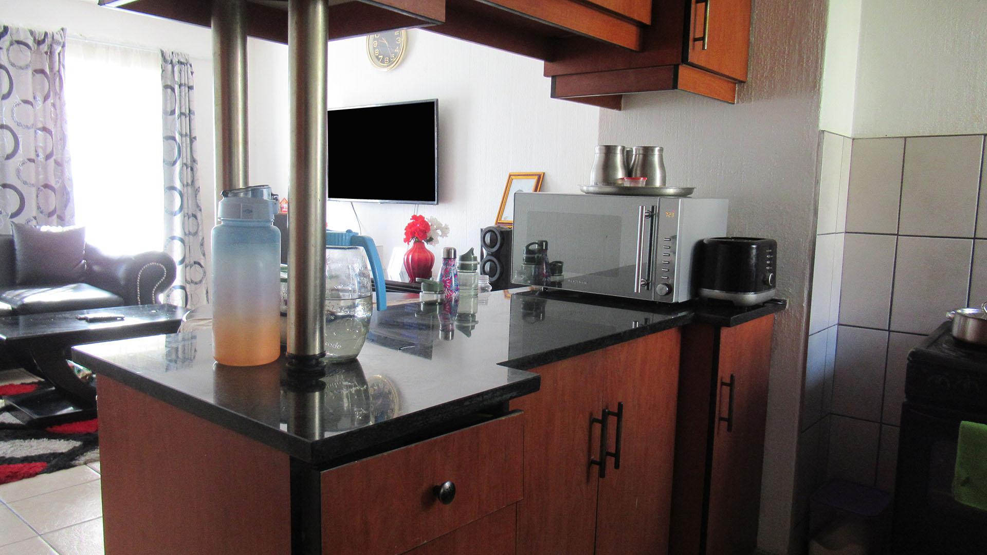Kitchen - 11 square meters of property in Whitney Gardens