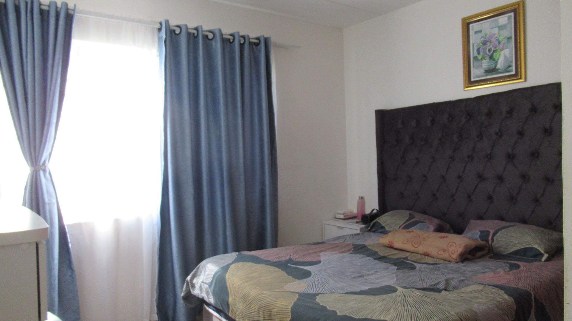 Bed Room 2 - 14 square meters of property in Whitney Gardens