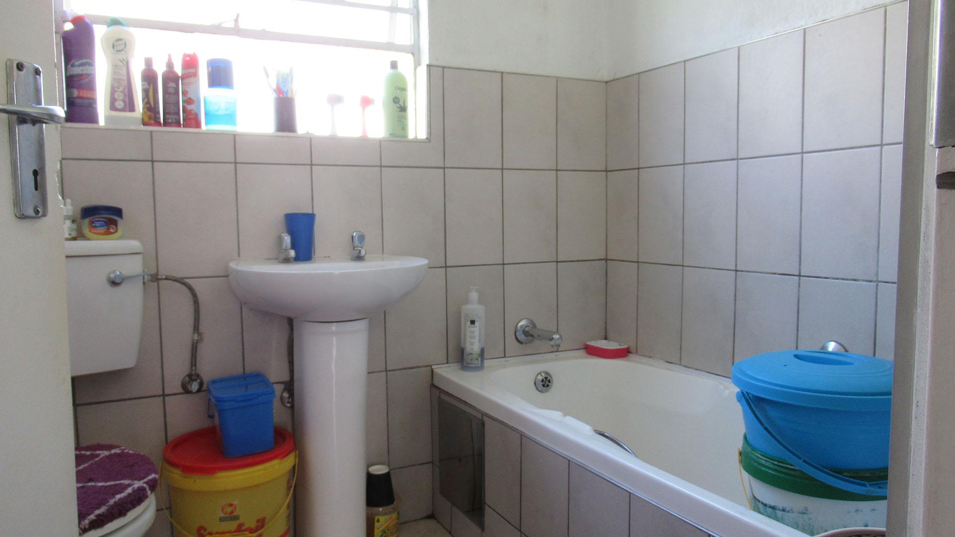 Bathroom 1 - 15 square meters of property in Whitney Gardens