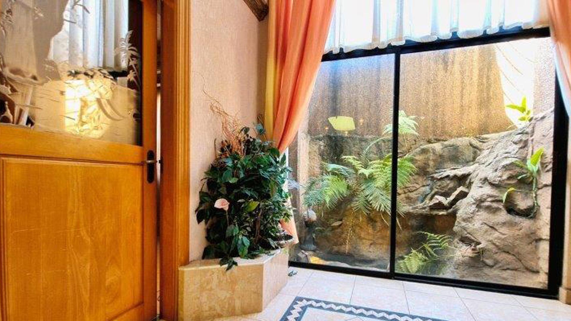 Foyer of property in Umhlatuzana 