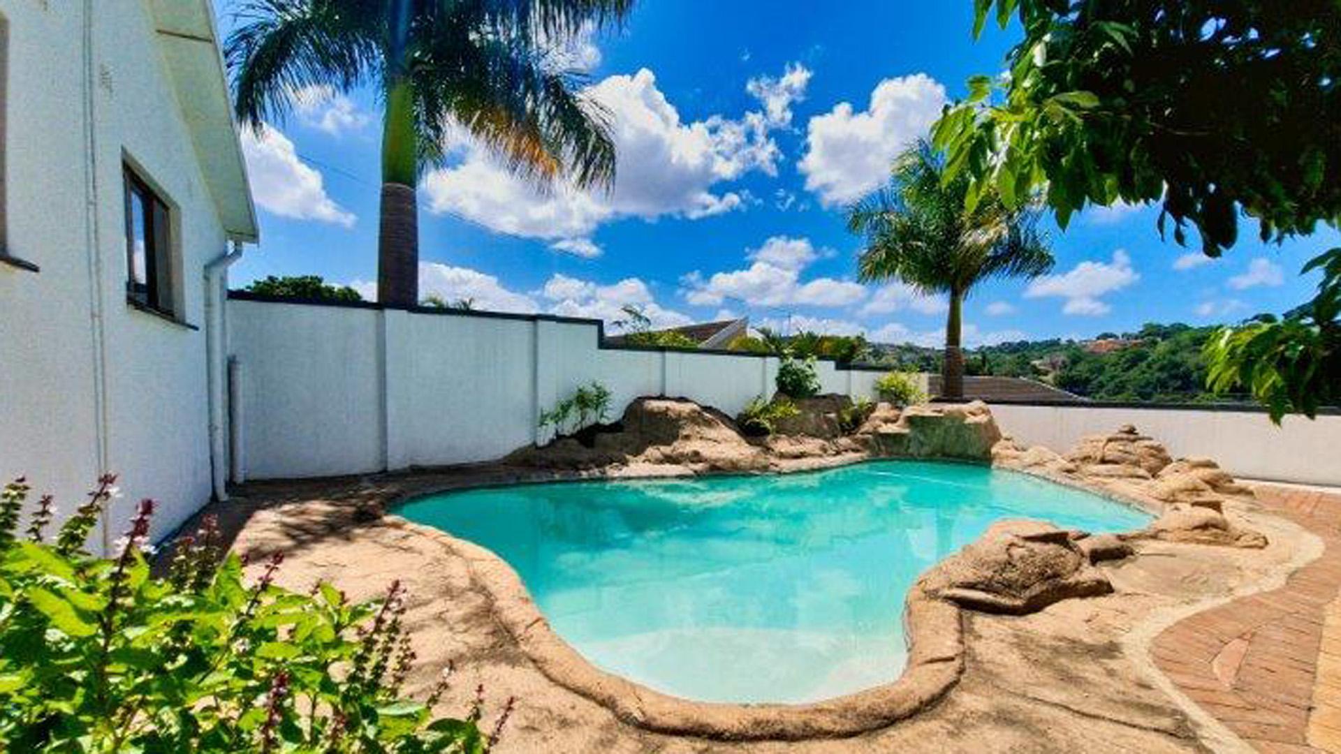 Swimming Pool of property in Umhlatuzana 