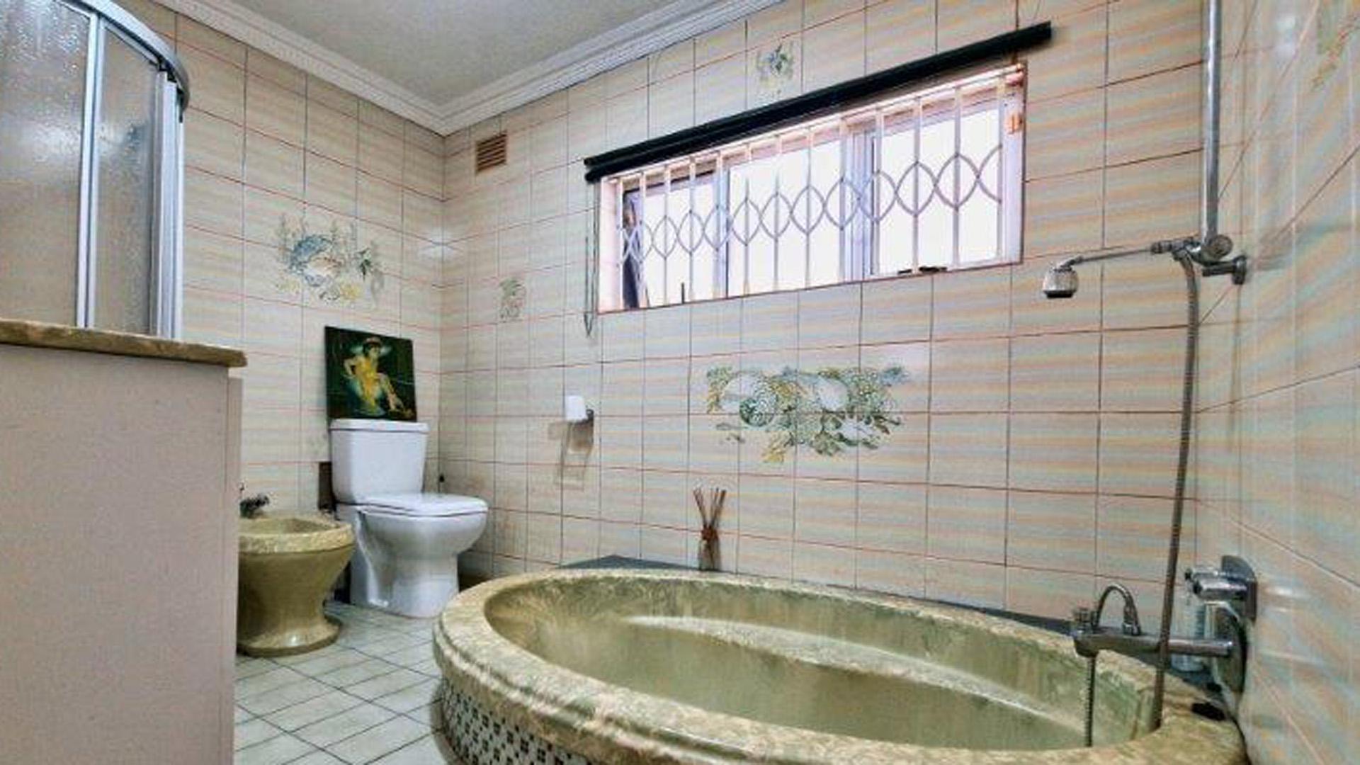 Bathroom 2 of property in Umhlatuzana 