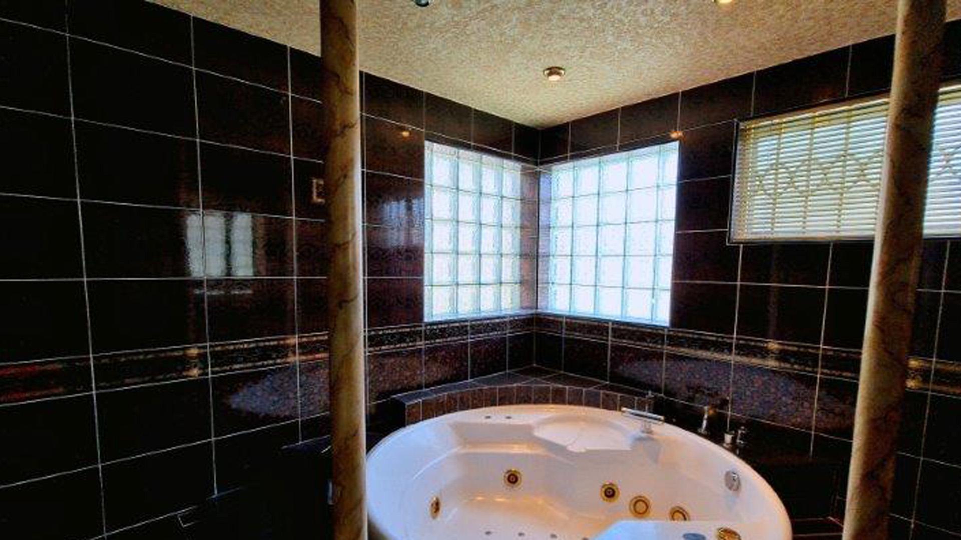 Main Bathroom of property in Umhlatuzana 