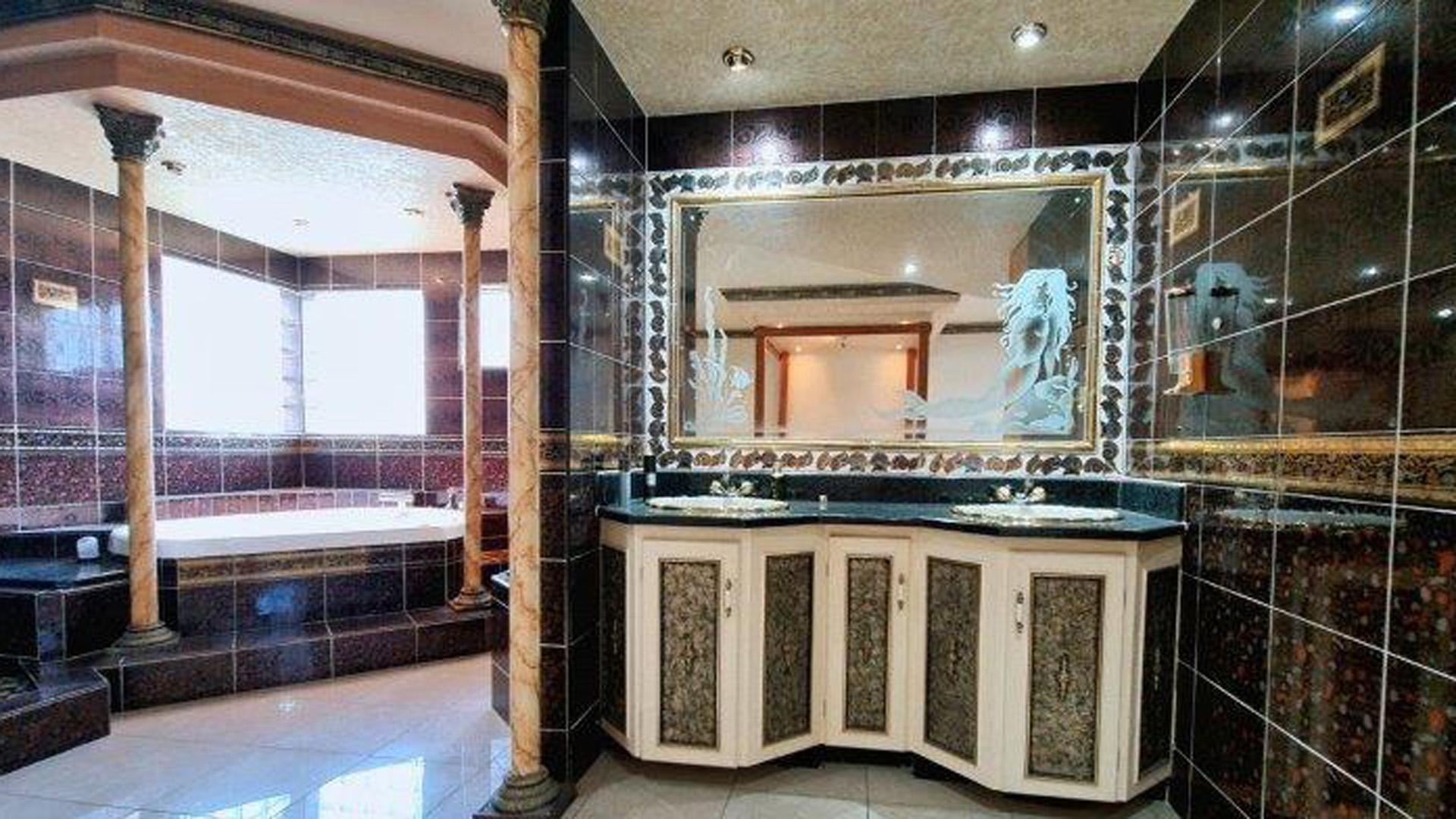 Main Bathroom of property in Umhlatuzana 