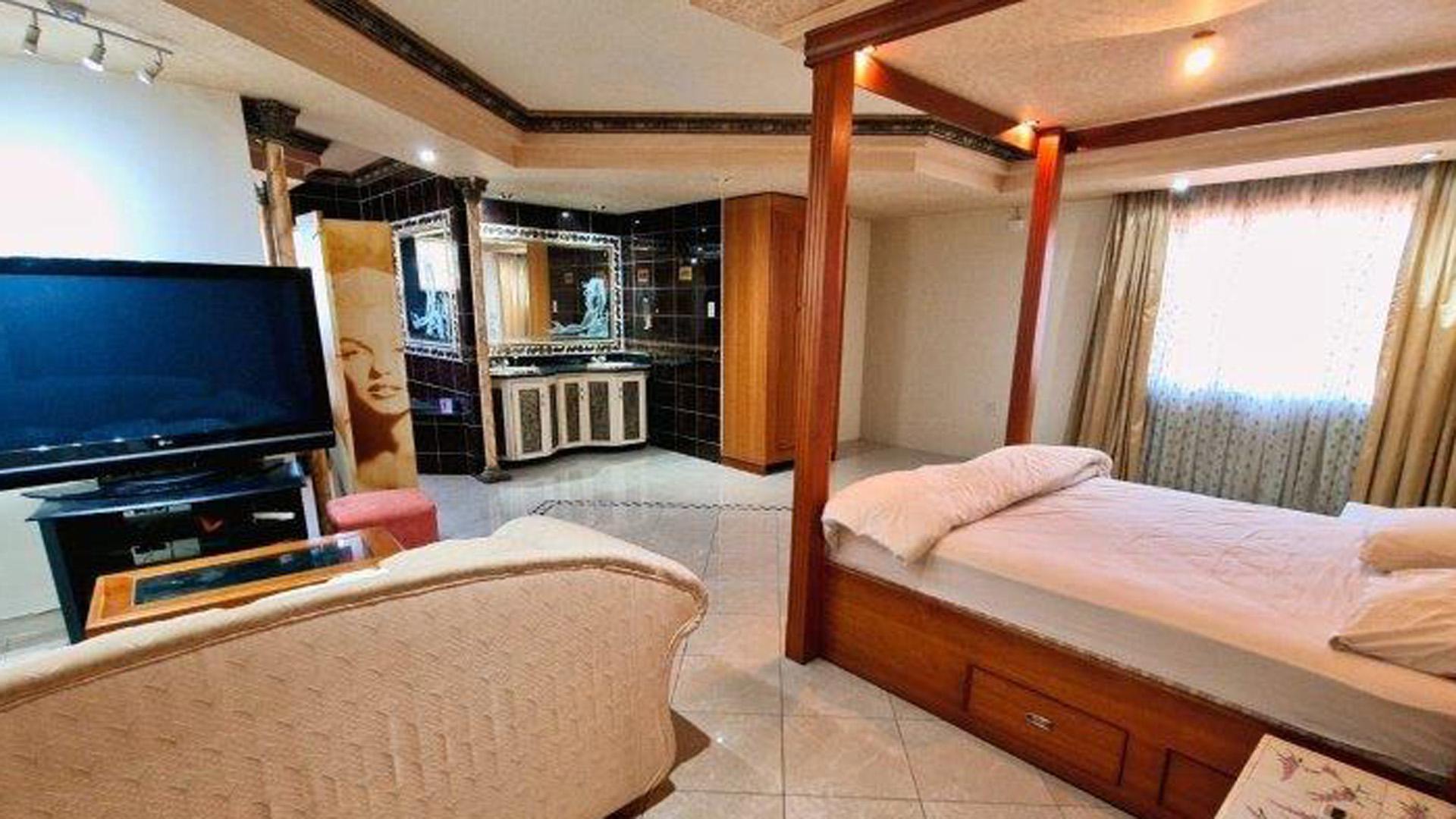 Main Bedroom of property in Umhlatuzana 