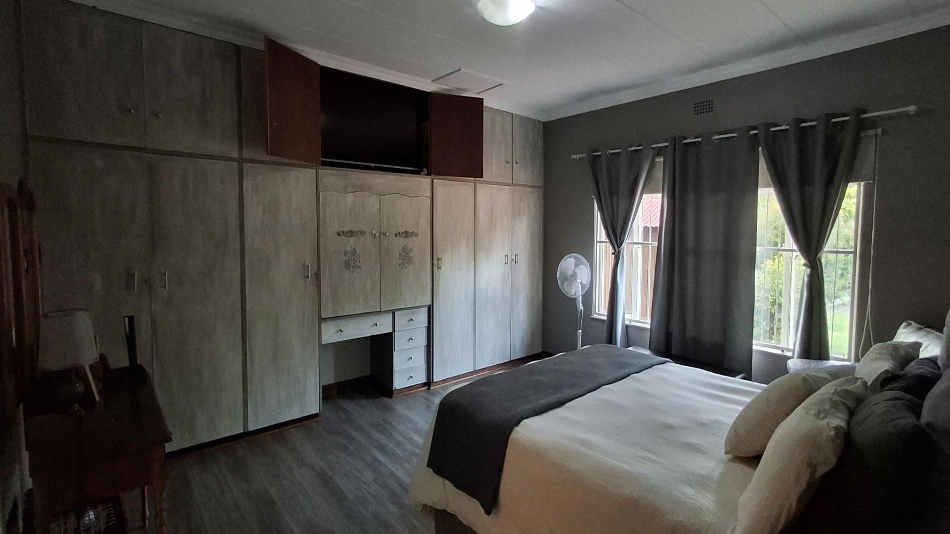 Main Bedroom of property in Bloemfontein