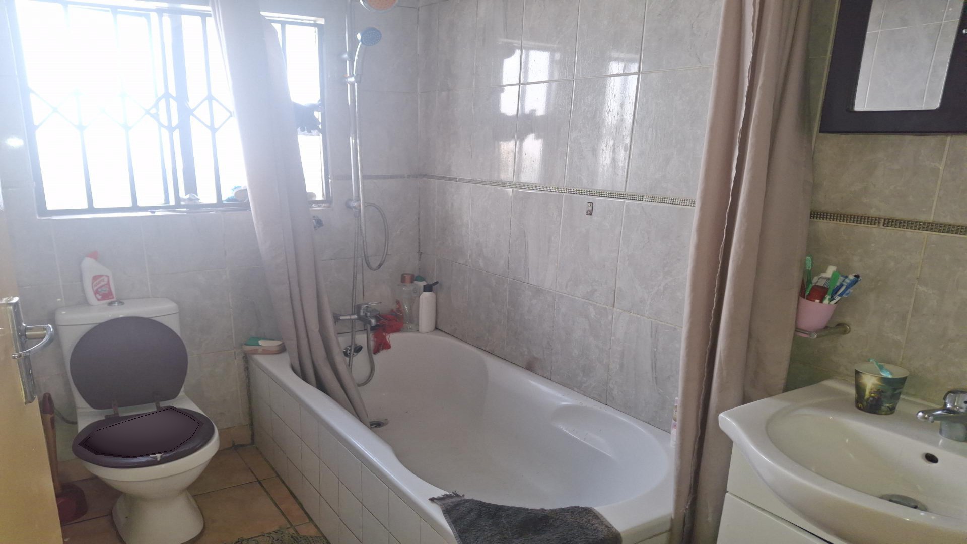 Bathroom 1 of property in Birch Acres