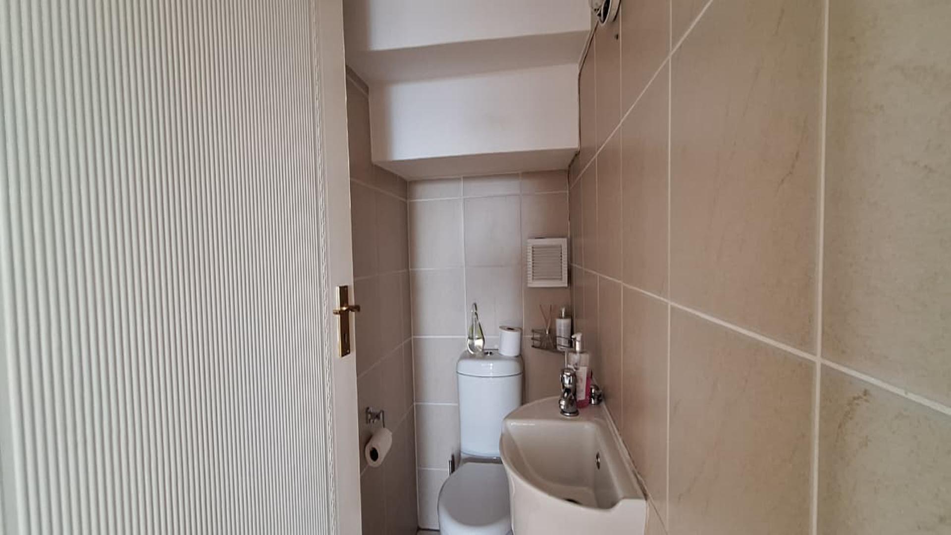 Guest Toilet - 2 square meters of property in Allen’s Nek