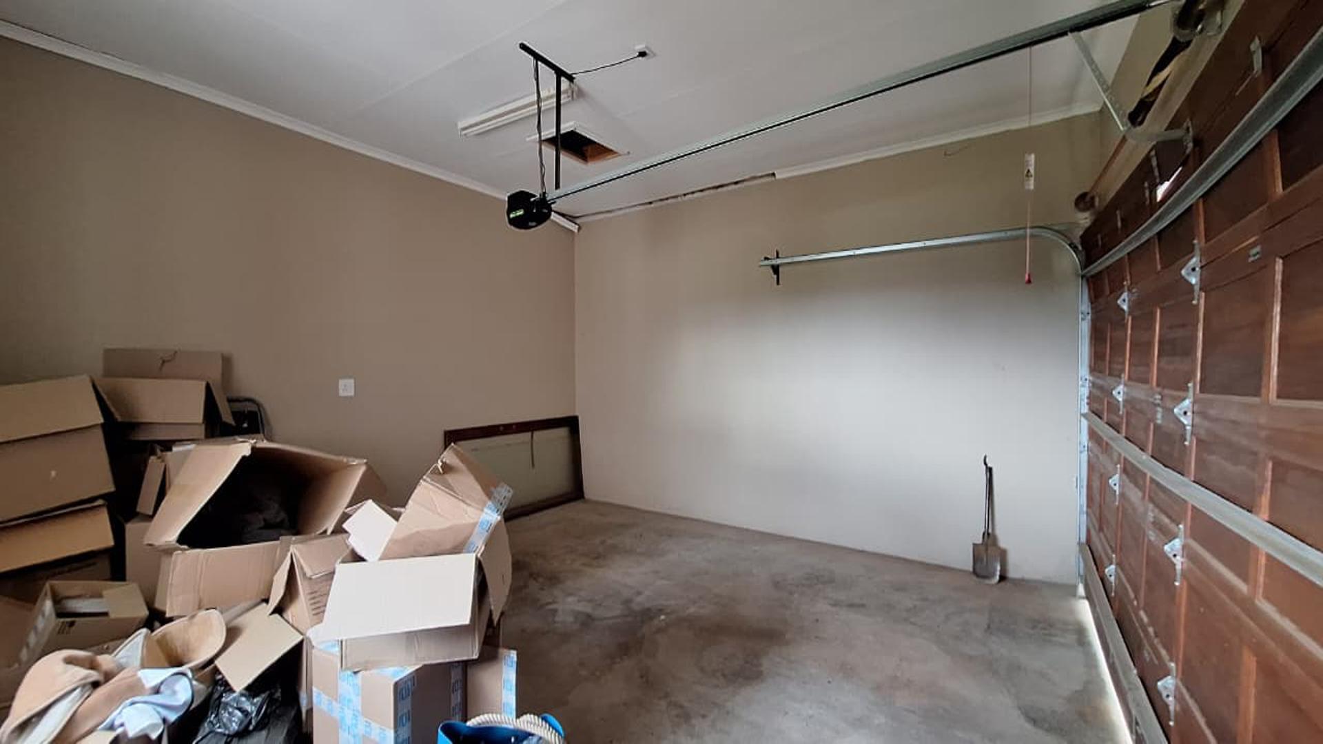 Garage - 30 square meters of property in Allen’s Nek