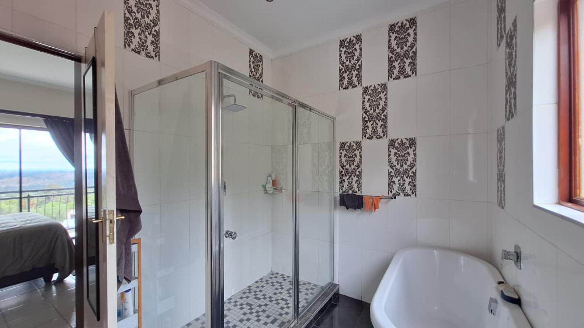 Main Bathroom - 12 square meters of property in Allen’s Nek
