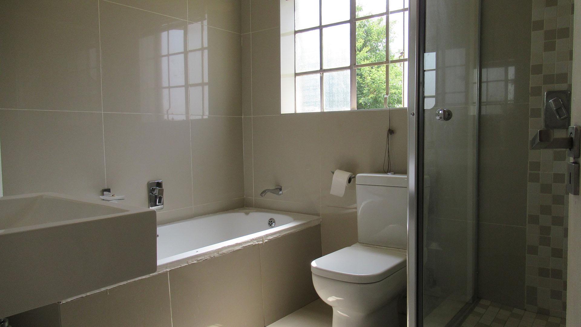 Bathroom 1 - 7 square meters of property in Elandspark