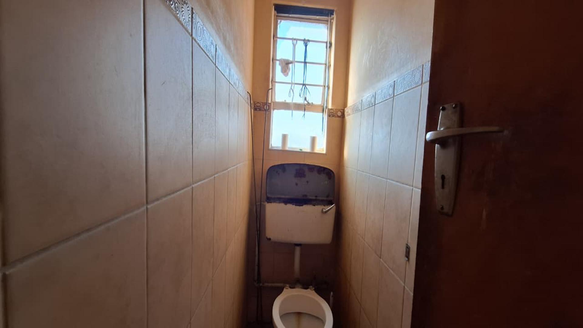 Bathroom 1 - 5 square meters of property in Germiston South