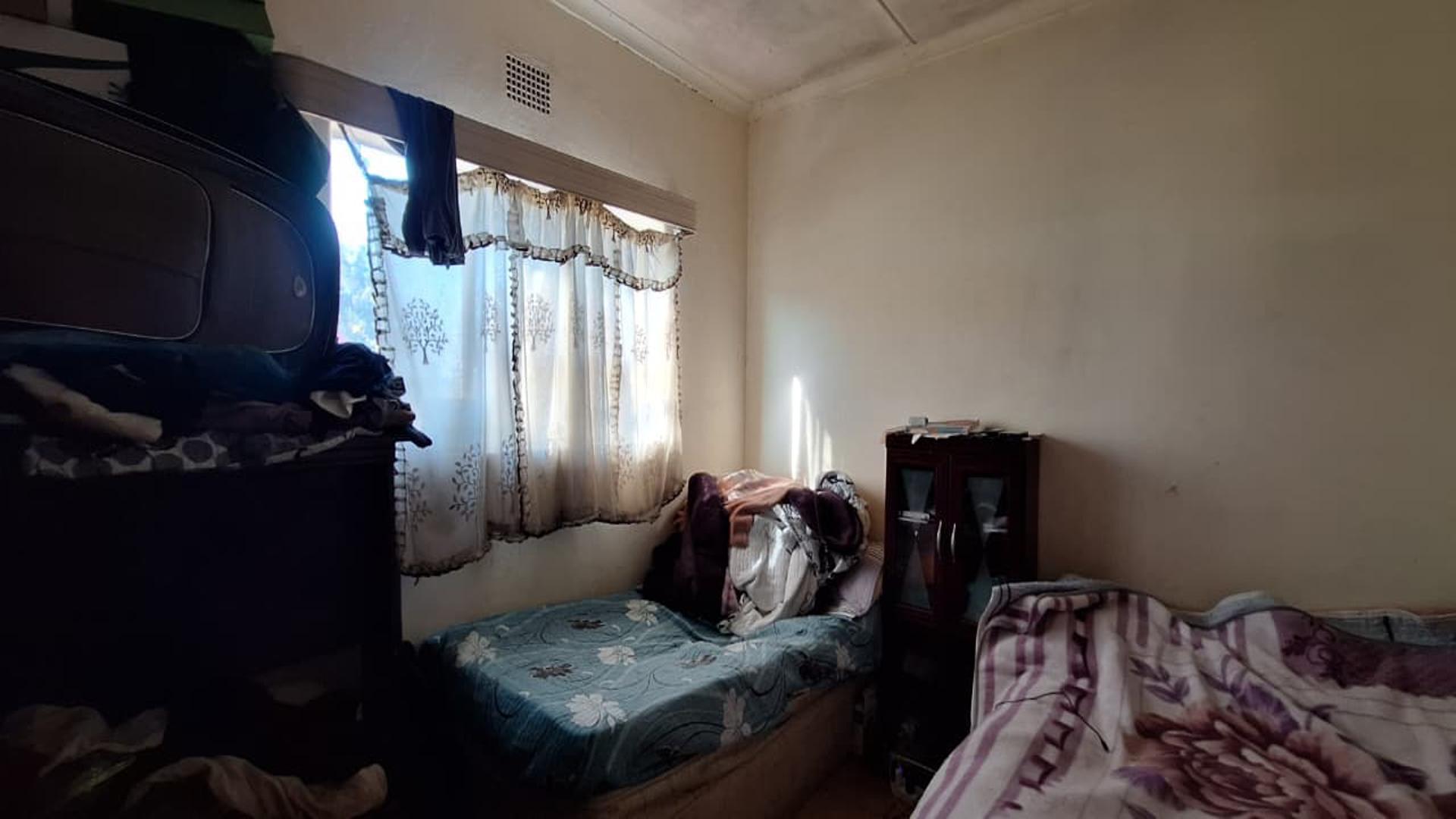 Bed Room 2 - 14 square meters of property in Germiston South