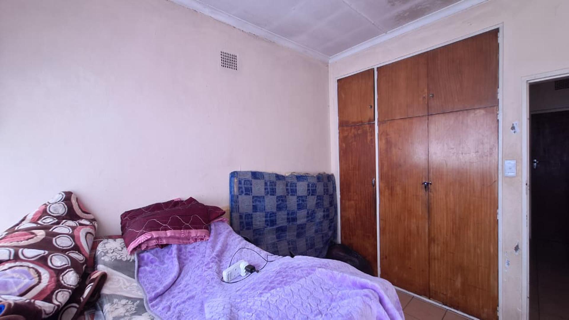 Bed Room 1 - 17 square meters of property in Germiston South