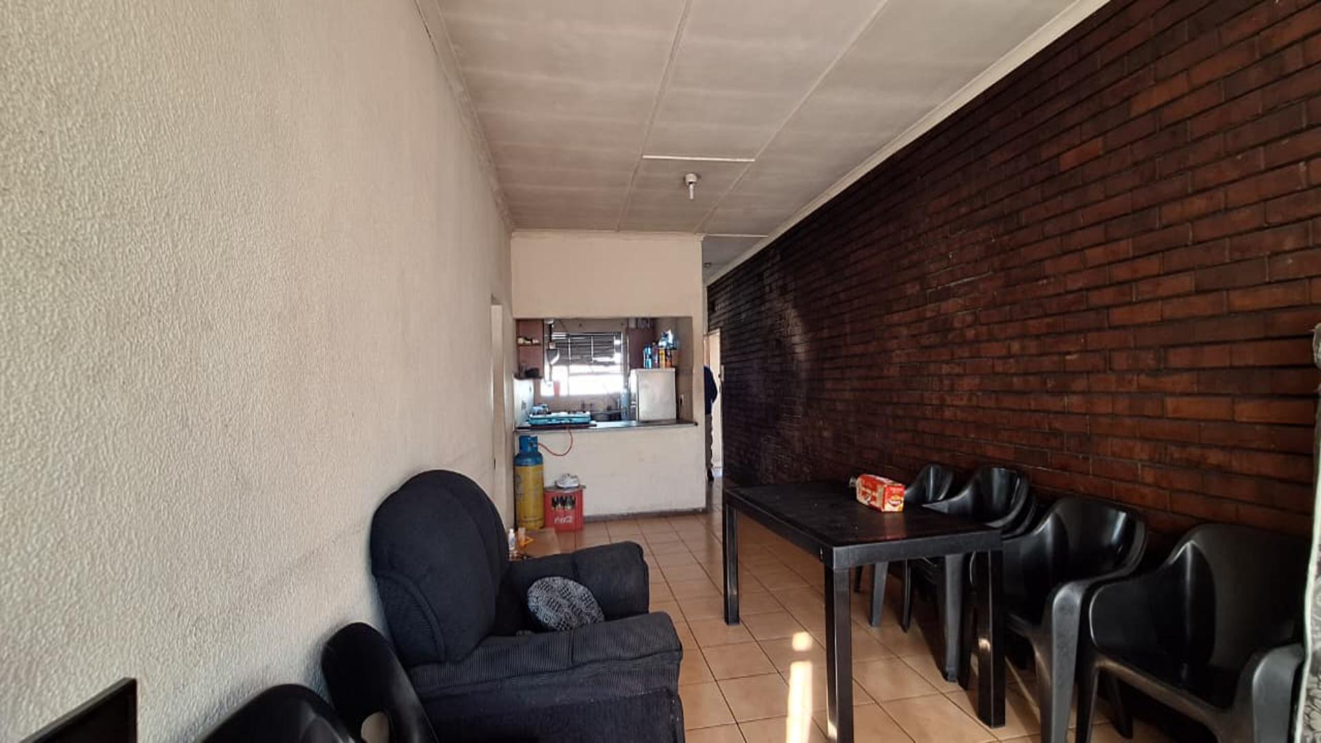 Lounges - 28 square meters of property in Germiston South