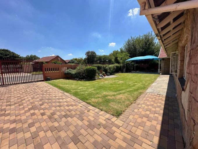 4 Bedroom House for Sale For Sale in General Albertspark - MR707317