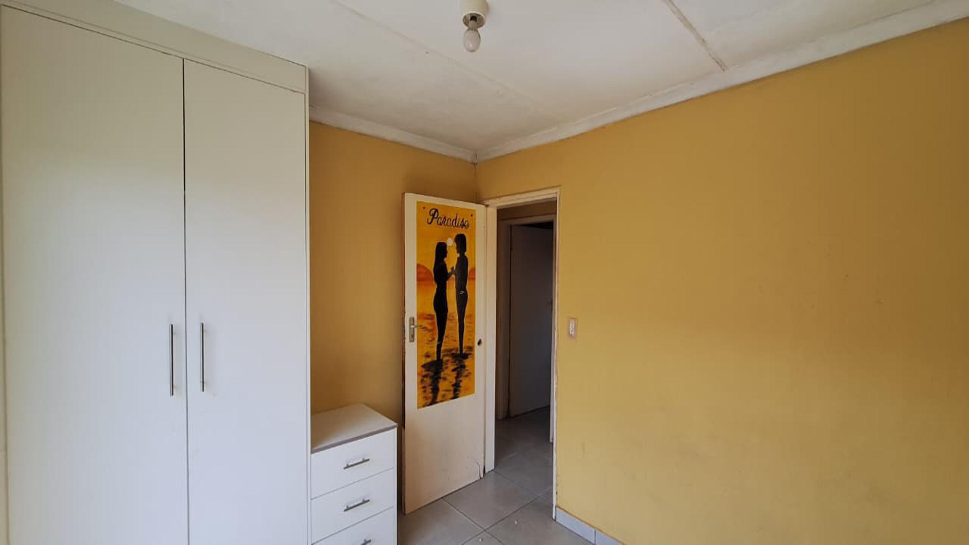 Bed Room 1 - 12 square meters of property in Ennerdale