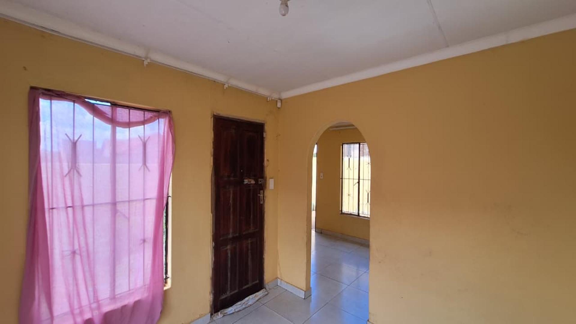 Lounges - 11 square meters of property in Ennerdale