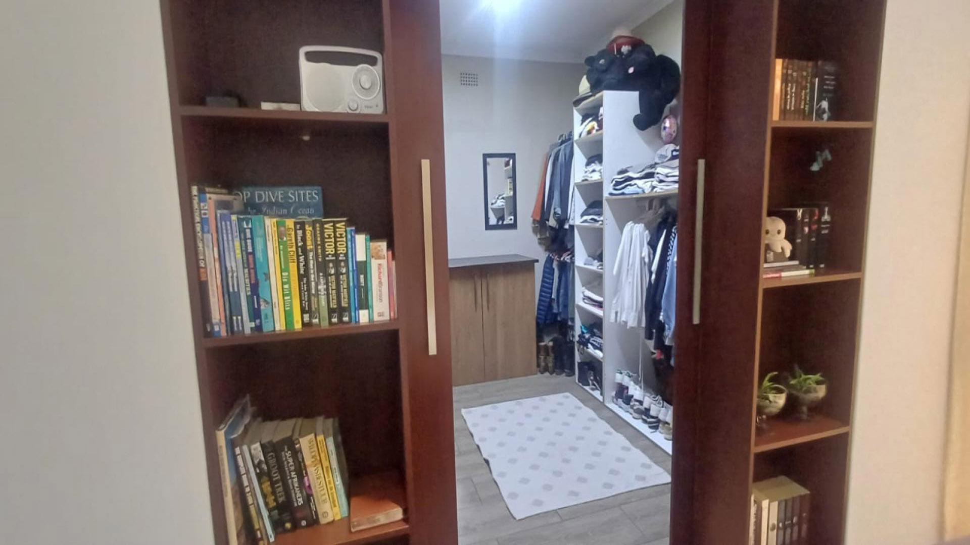 Bed Room 1 of property in Raceview