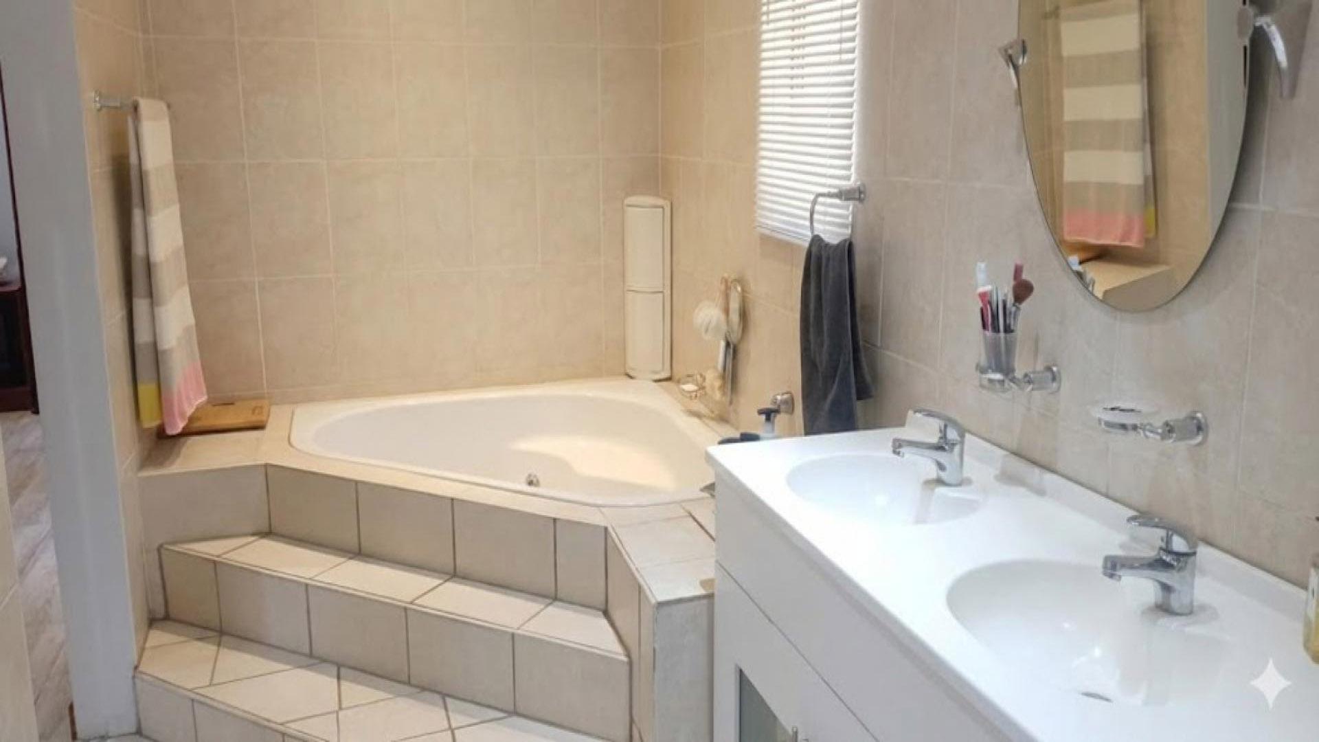 Bathroom 2 of property in Raceview