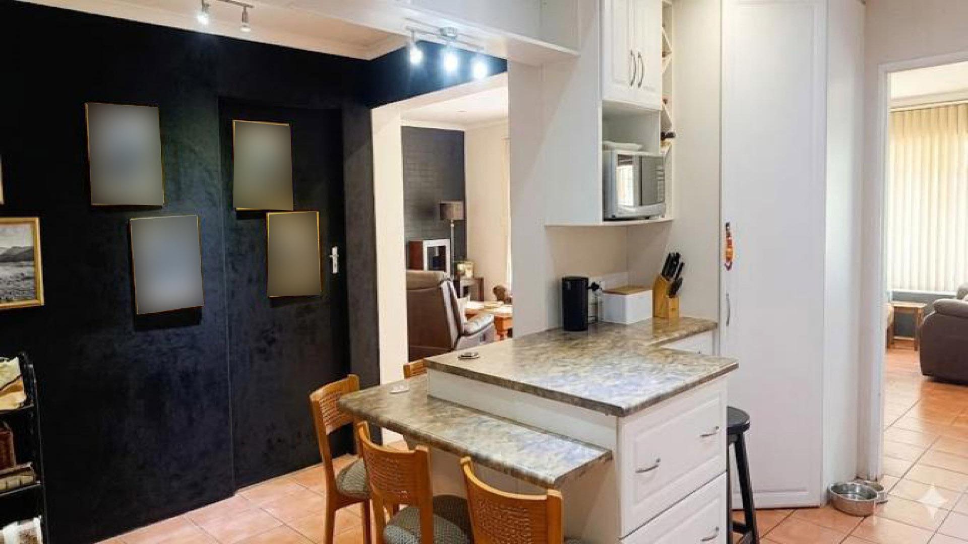 Kitchen of property in Raceview