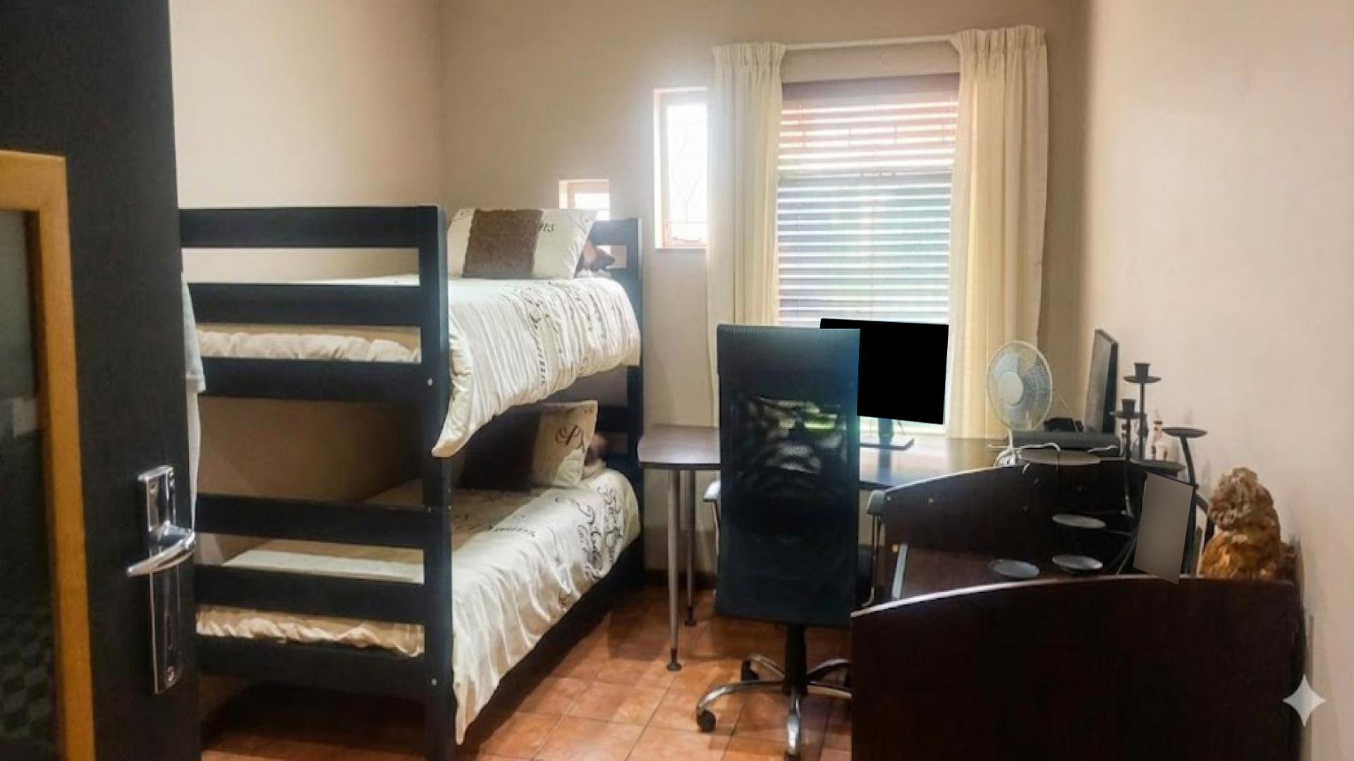 Bed Room 4 of property in Raceview