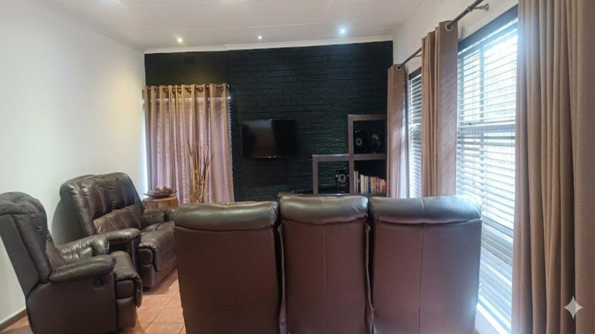 Lounges of property in Raceview