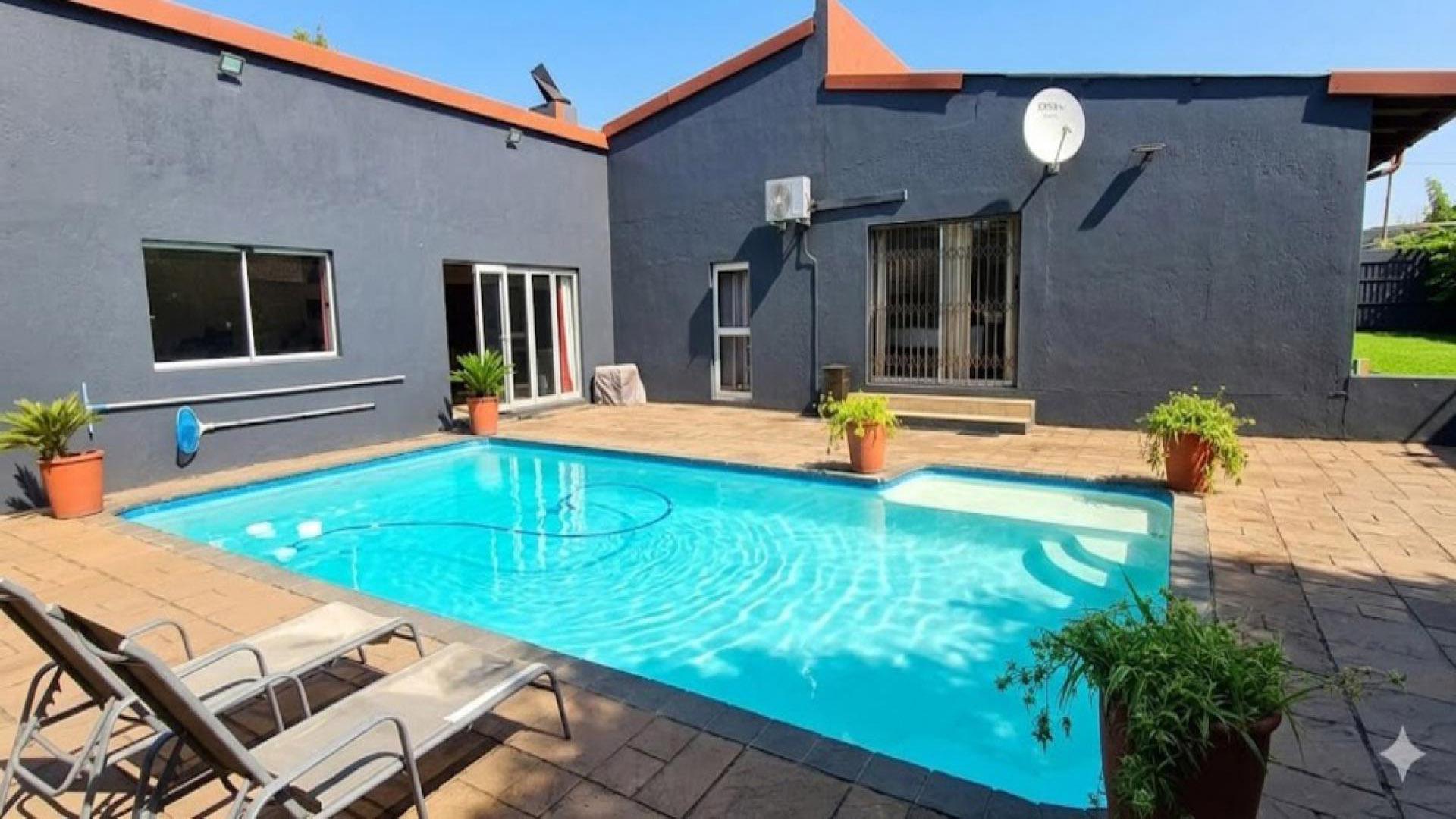 Swimming Pool of property in Raceview