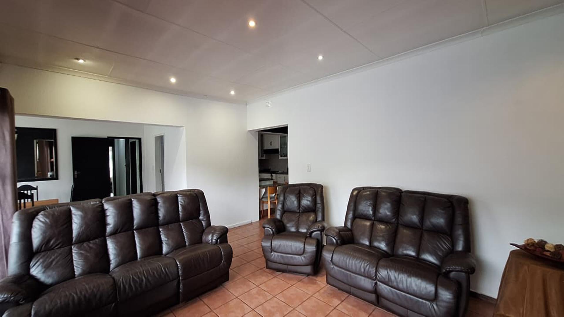 Lounges - 29 square meters of property in Raceview