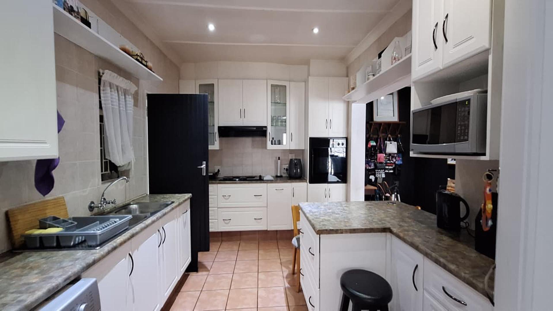 Kitchen - 16 square meters of property in Raceview