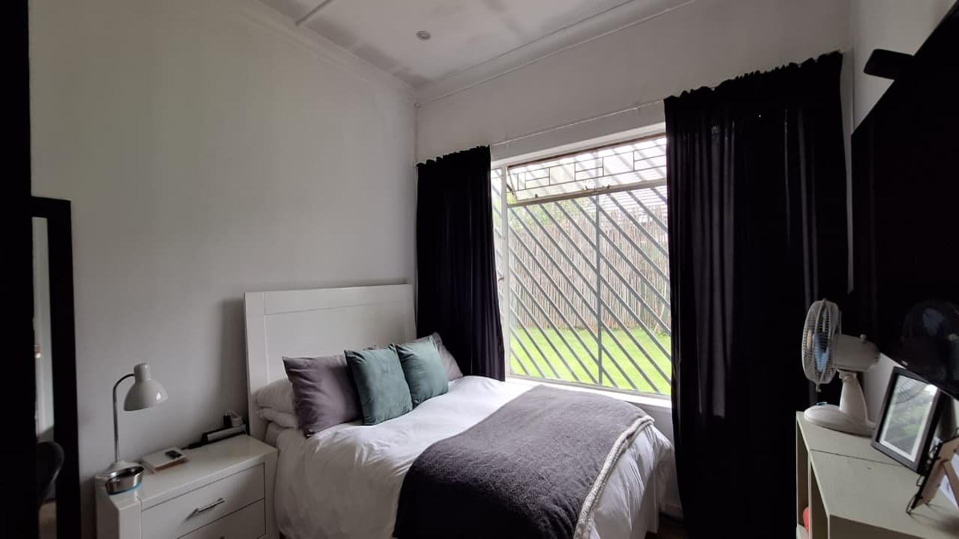 Bed Room 1 - 14 square meters of property in Raceview