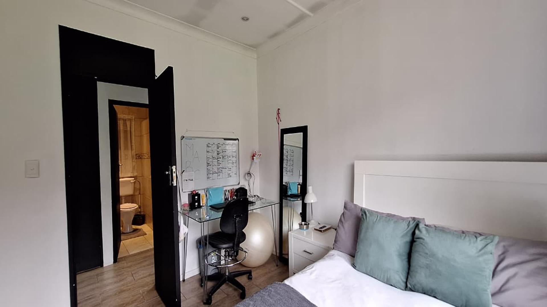 Bed Room 1 - 14 square meters of property in Raceview