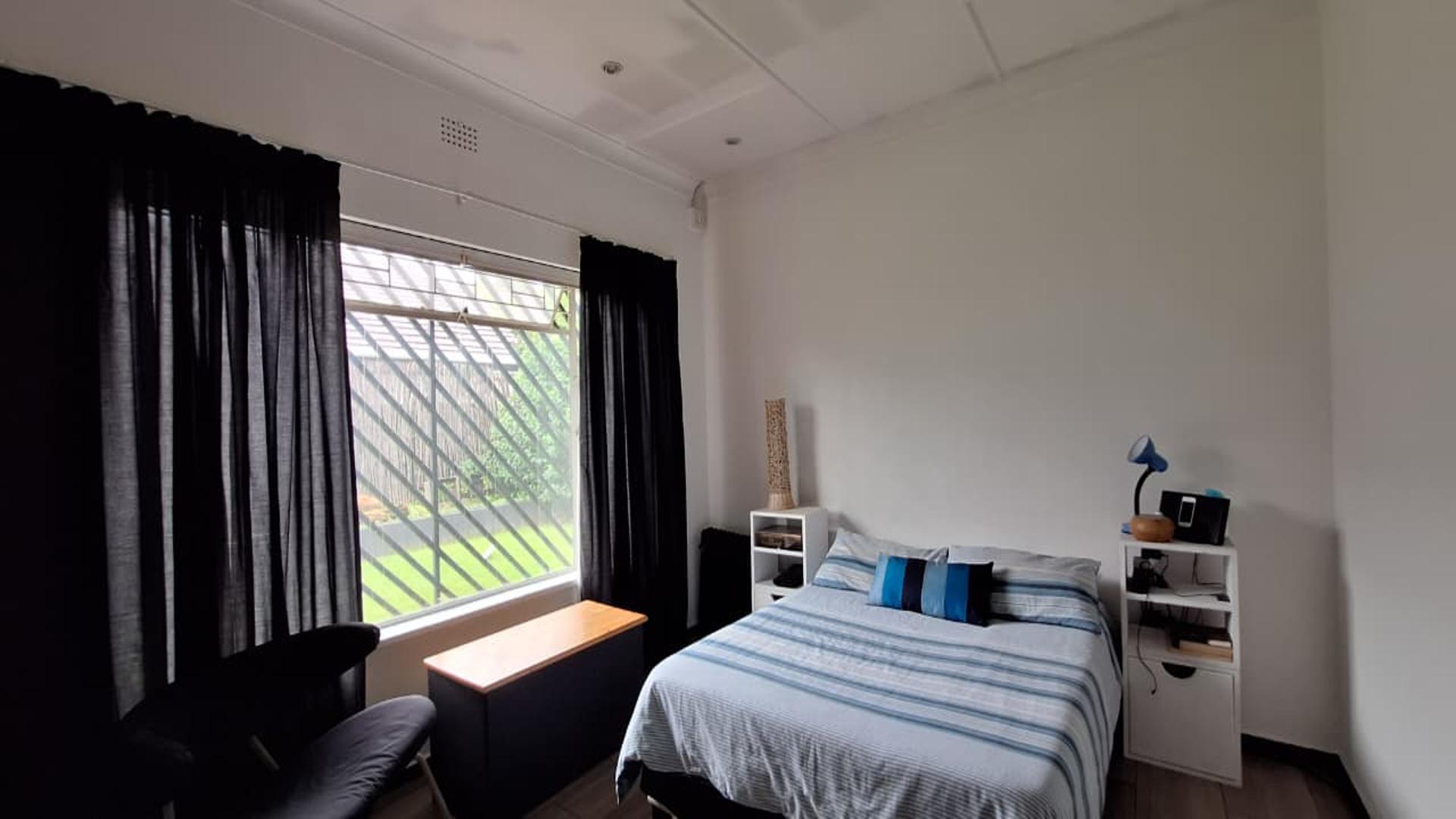 Bed Room 2 - 16 square meters of property in Raceview