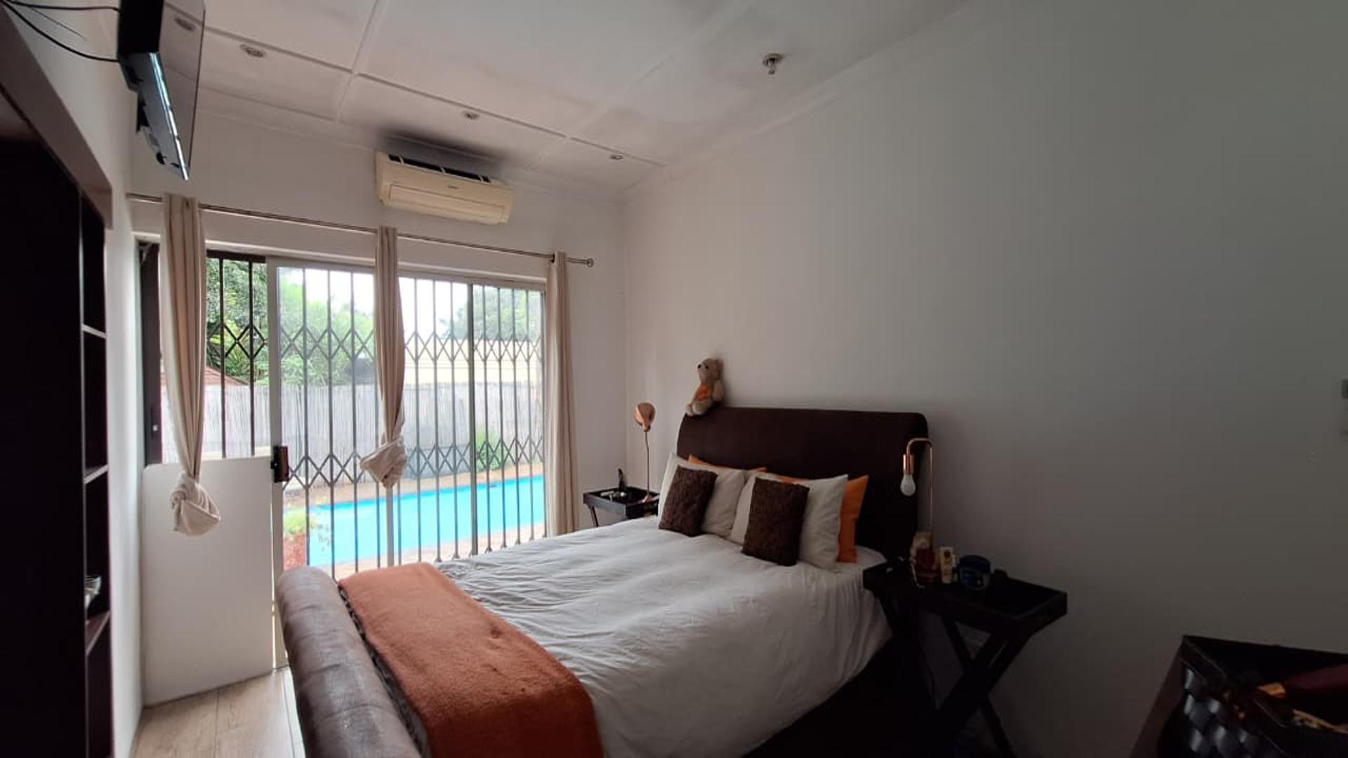 Main Bedroom - 17 square meters of property in Raceview