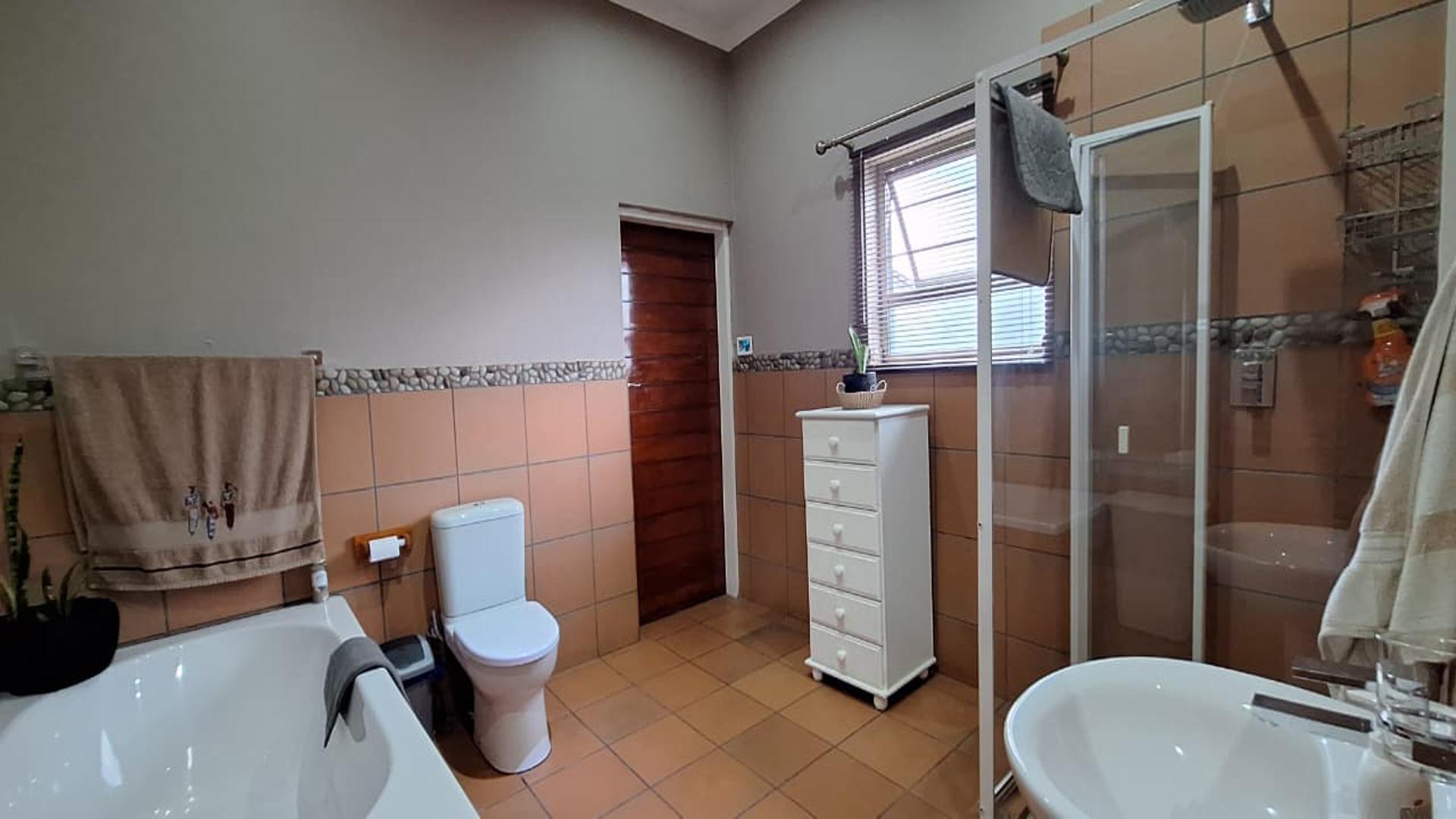 Bathroom 2 - 12 square meters of property in Raceview