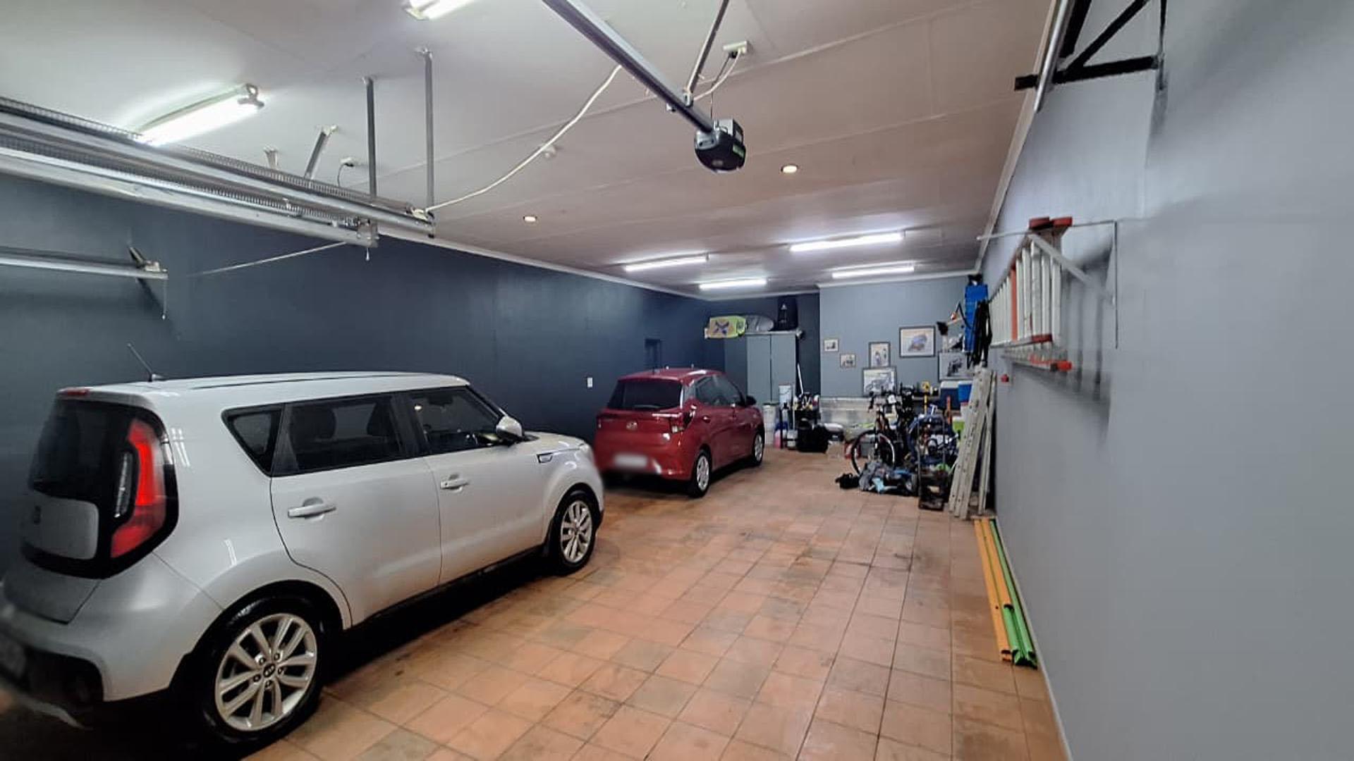 Garage - 99 square meters of property in Raceview
