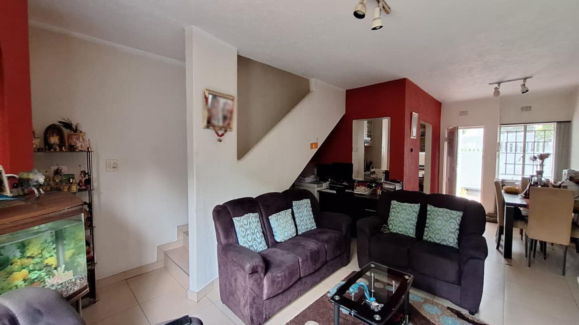 Lounges - 24 square meters of property in Albertville