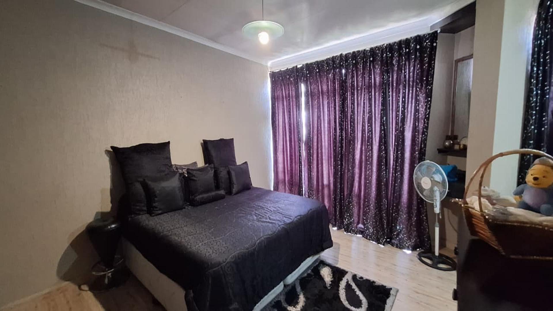 Bed Room 2 - 19 square meters of property in Albertville